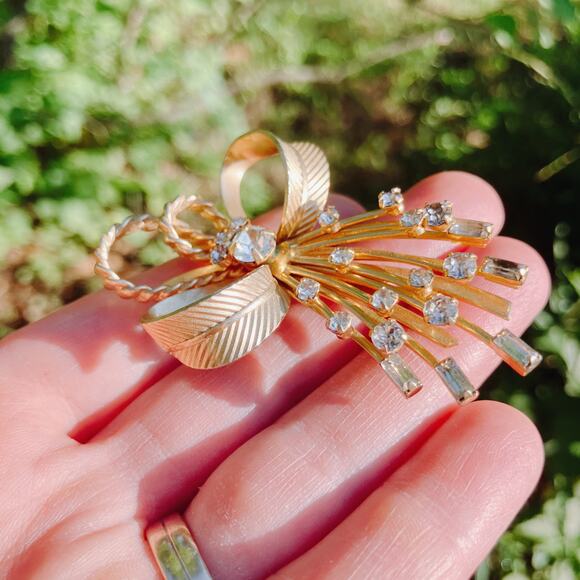 Signed Sarah Coventry Mid Century Gold Tone Rhinestone Bow Spray Brooch - Picture 3 of 12